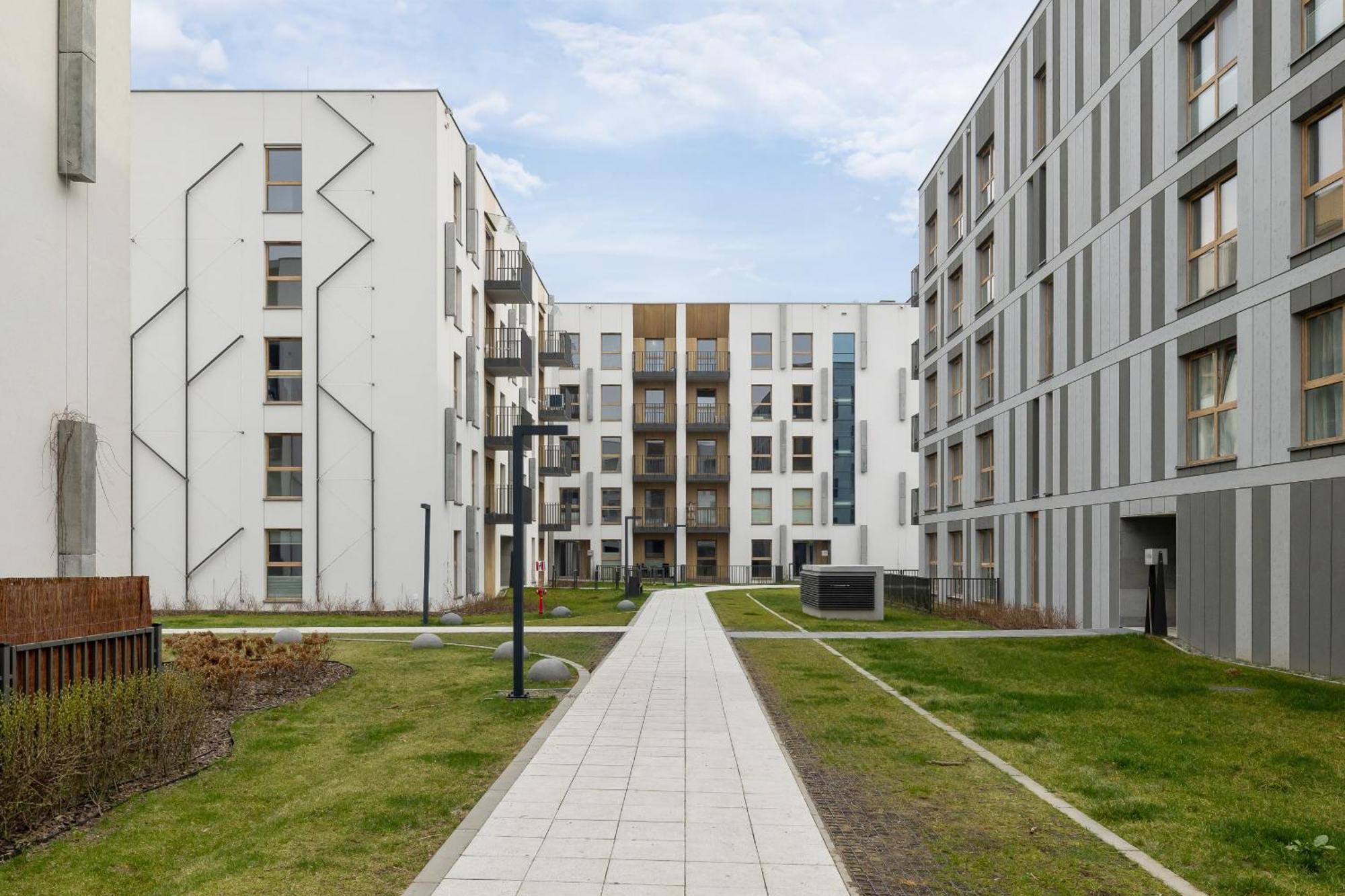 Bright Apartment In Krakow With Garden, Air Conditioning, Parking And Desk By Renters Prestige Экстерьер фото